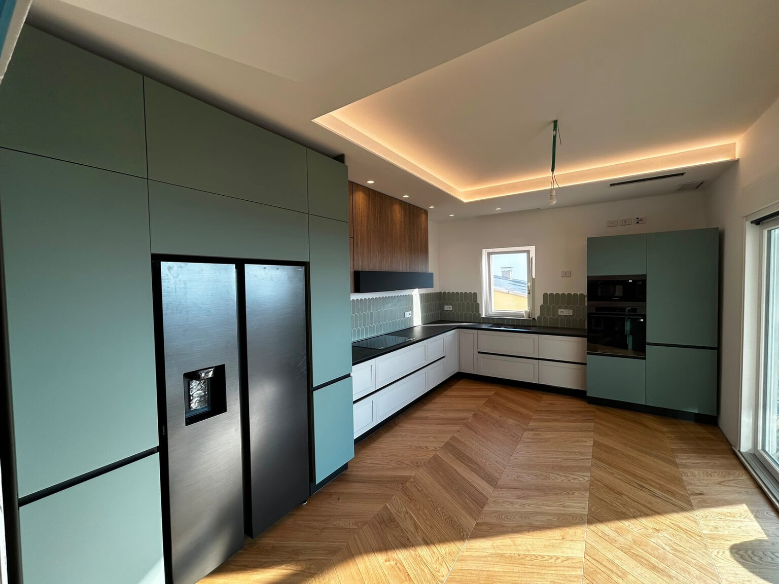 Cucina ristrutturata con illuminazione LED dopo l'intervento di AD & D